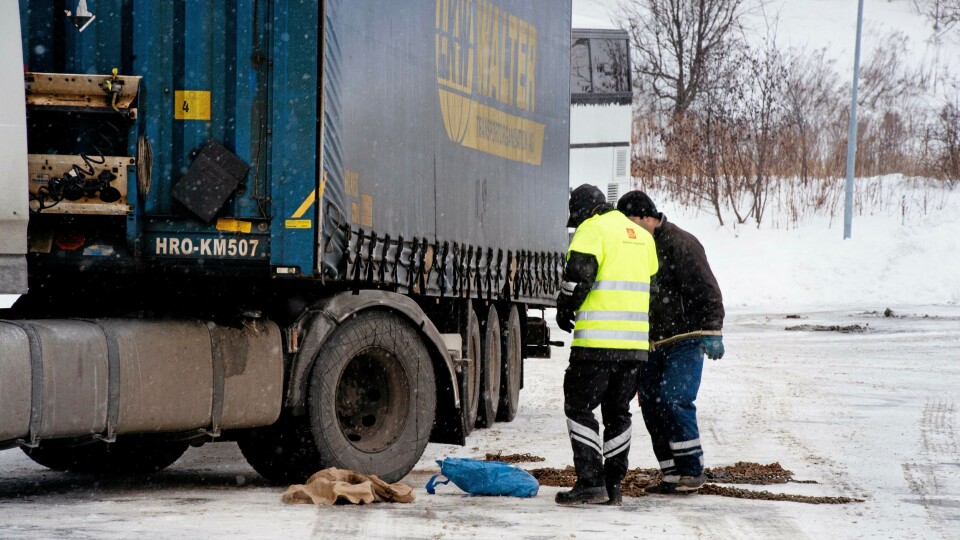 Illustrasjonsbilde fra en kjettingkontroll der man måtte vise at man faktisk kunne legge på kjettingene man hadde med seg.