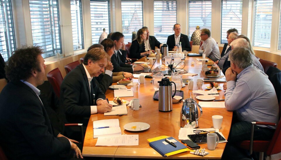 Seks entreprenører, Vegdirektoratet og Jernbaneverket fikk plass ved statsrådens bord 27. oktober 2016 for å diskutere utbygging av vei og jernbane i Norge. Seks entreprenører, Vegdirektoratet og Jernbaneverket fikk plass ved statsrådens bord 27. oktober 2016 for å diskutere utbygging av vei og jernbane i Norge.
