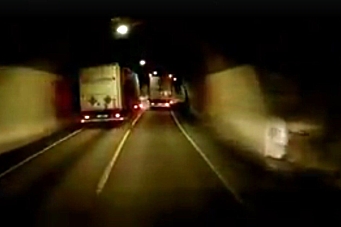 Farlig forbikjøring i tunnel
