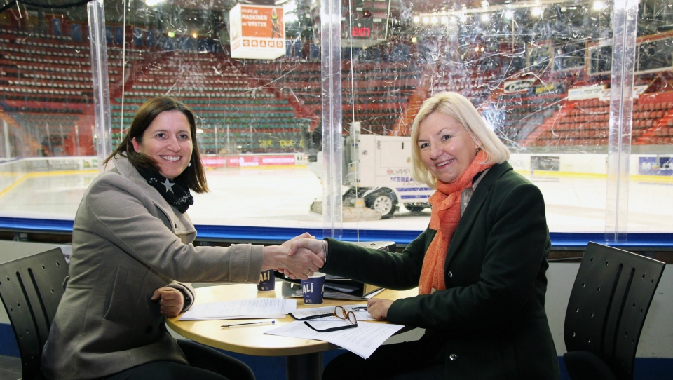 Avdelingssjef Marianne Brudevold Eek i NCC Norge AS (t.v.) og Eli Grimsby, byggherre og direktør i Kultur- og idrettsbygg Oslo KF (til høyre), med inngått kontrakt for nye Jordal Amfi. Partene skal nå samarbeide i en intensiv optimaliseringsprosess for å skreddersy Oslos nye hovedarena for ishockey.