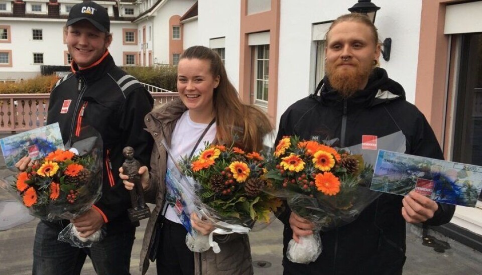 Årets lærling Helene Mjånes Berge omkranset av de to andre finalistene André Hansen (t.v.) og Kjetil Bismo Lund.