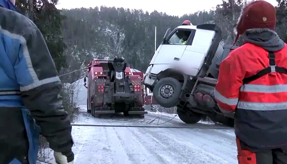 På VIPPEN: Her prøver Ole Henrik Blengsli å vinsje forfra og fra siden ved å forankre i et tre (til venstre). Treet var ikke sterkt nok.