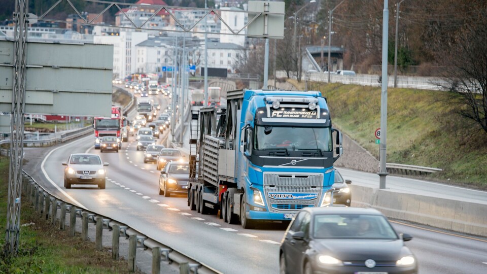 Det vil koste hundrevis av kroner med én bompassering i Oslo på dager med høy luftforurensing. Illustrasjonsbilde, trafikk i Bærum på vei mot Oslo.