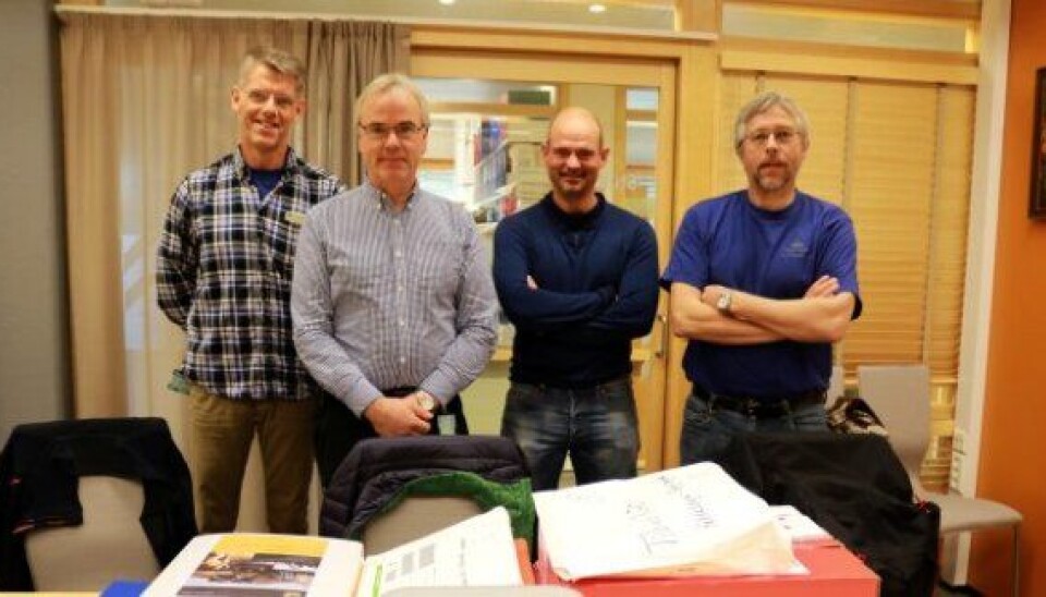 Tilbudsåpning på bygging av ny vei mellom Håkkåssaga og Saghøgda i Tingvoll kommune. F.v: Edgar Solbak, Odd Helge Innerdal, Inge Tonny Nås og Terje Fugelsnes.