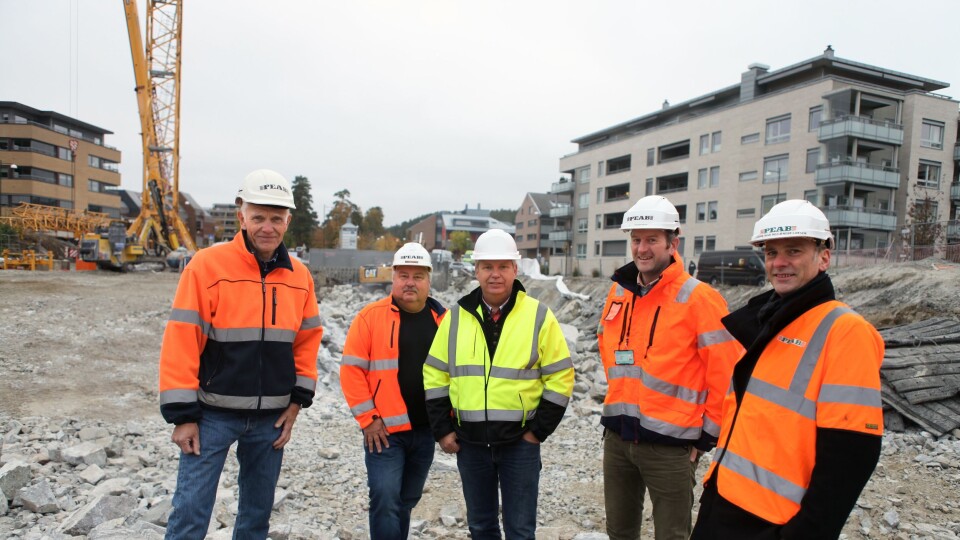 PÅ TOMTA: F.v. Peabs prosjekter Bjørn Erik Olsen og produksjonsleder Tore Nordby, Lars Gravermoen i Kantor Terrasse AS, distriktssjef Torbjørn Mehus og administrerende direktør John Ivar Mejlænder-Larsen i Peab.
