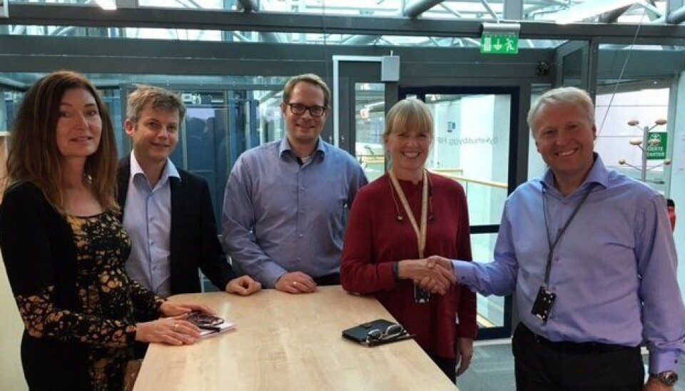 Avtalesignering: (f.v.) Ragnhild Aslaksen (Sykehusbygg HF), Kåre Kallmyr (Norconsult), Matthias Baaske (Deloitte), Marte Lauvsnes (Sykehusbygg HF) og Kjetil Ruud (Norconsult).
