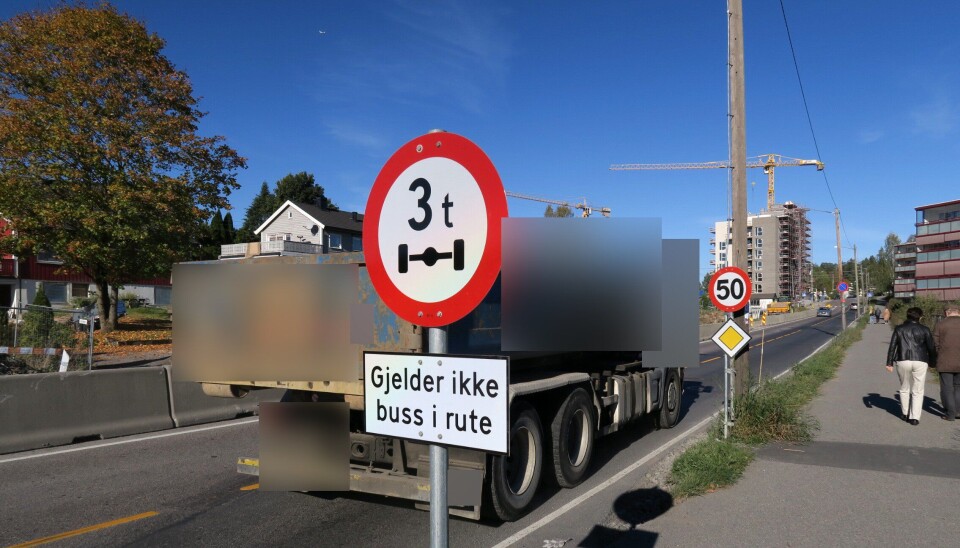 Denne 300 meter lange strekningen av Losbyveien i Lørenskog blir dyr for en del bileiere. «Rekorden» til nå er 449.000 kroner for overlast på et vogntog. Denne lastebilen ble ikke kontrollert.