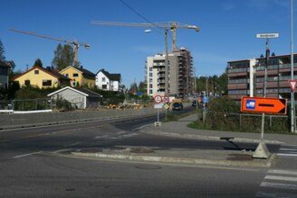 Det er nokså tydelig skiltet at tyngre kjøretøy må ta en alternativ rute i Lørenskog.