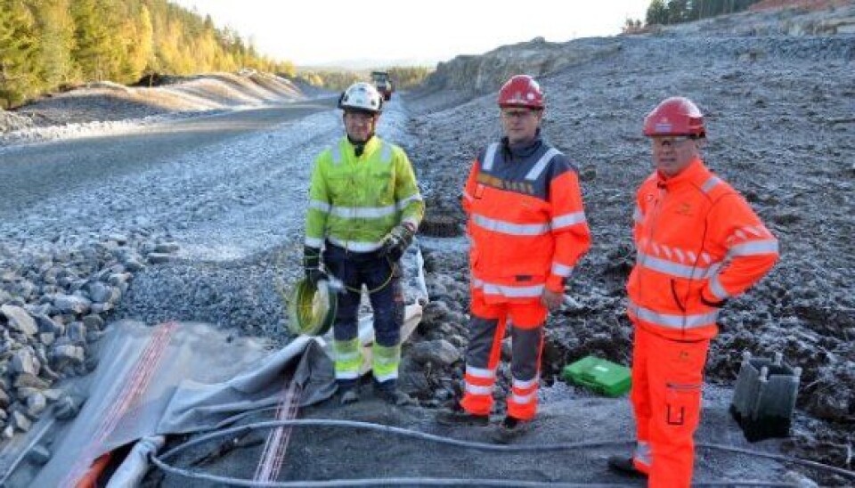 Montør Jørgen Svang Jakobsen (t.v.) fra Kongsberg og Nettpartner Drift trekker de første meterne med kabel på Damåsen i nært samarbeid med byggeleder Hans Olav Dalen t.h. og Roy Alstad i Statens vegvesen. Foto. Kjell Wold, Statens vegvesen