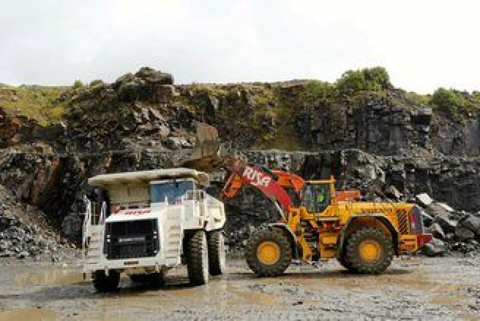 OPPLASTING: Terex-trucken lastes med en Volvo L350F. Terex-maskinen tar ca. 60% mer nyttelast enn A40-dumperen som også brukes til transporten.