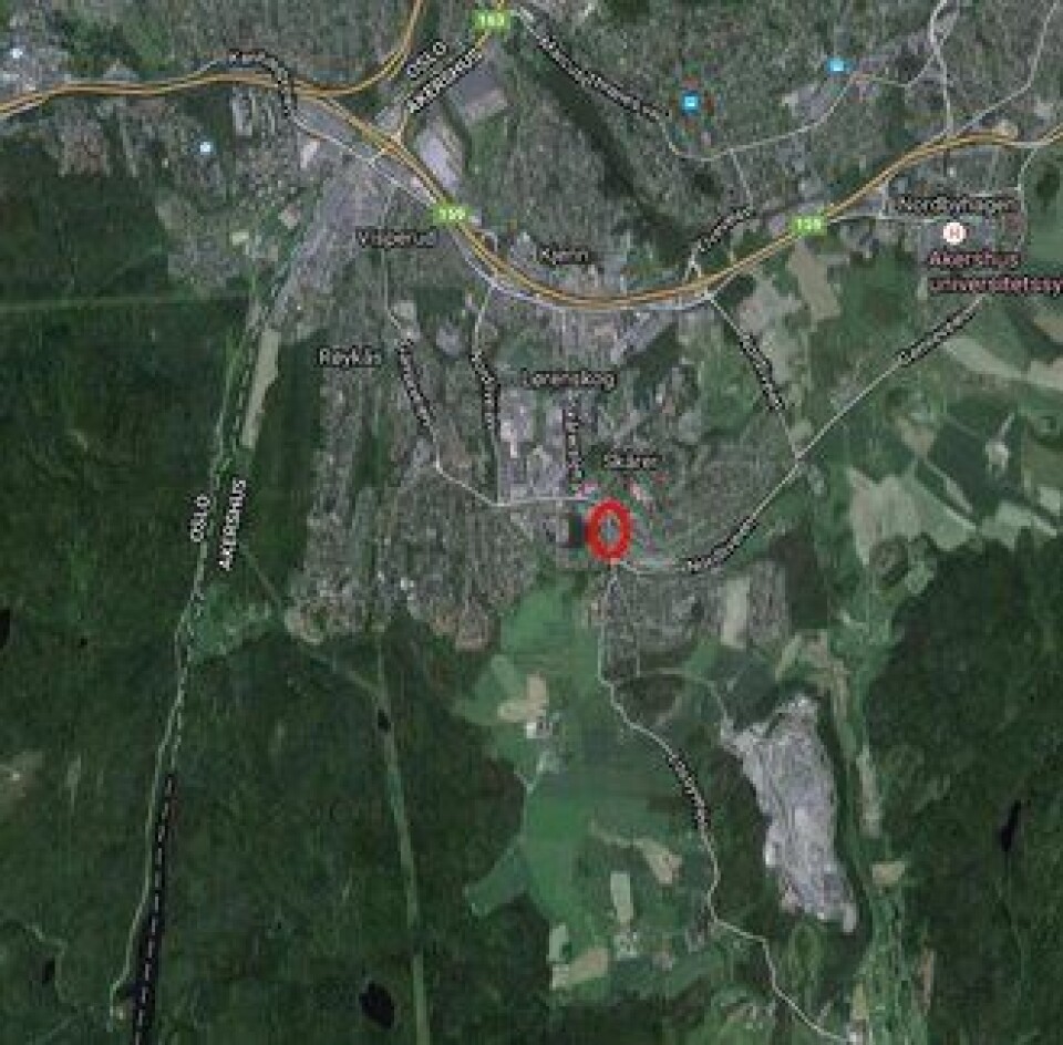 Strekningen av Losbyveien (merket med rød ring) som er stengt for aksellast over 3 tonn fra Losby og Fering Bruk (nederst i bildet) mot nord.