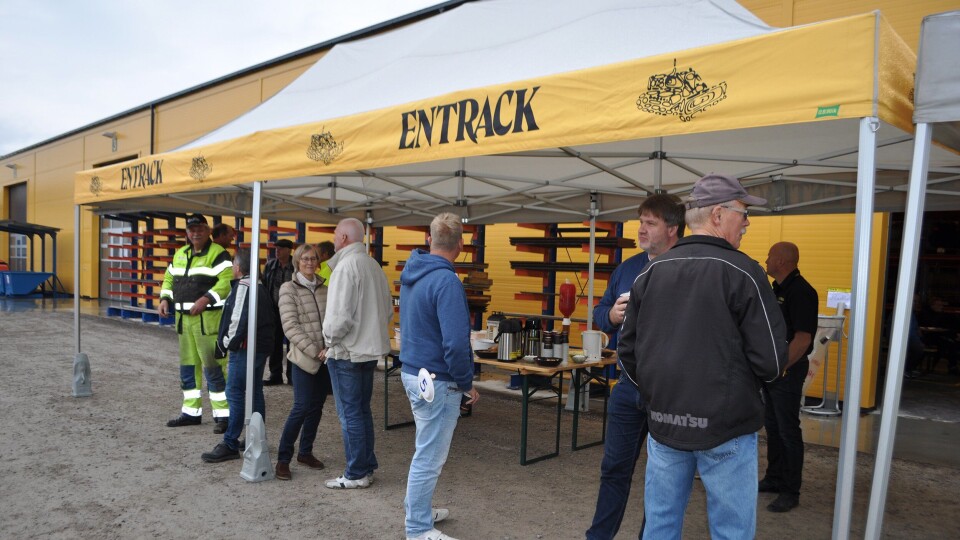 Det ble grillet ute til tross for et noe vått vær.