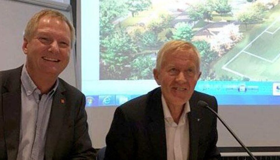Administrerende direktør Dag Andresen i Veidekke Entreprenør (t.v.) og fylkesrådmann Øyvind Sørensen signerer kontrakten.