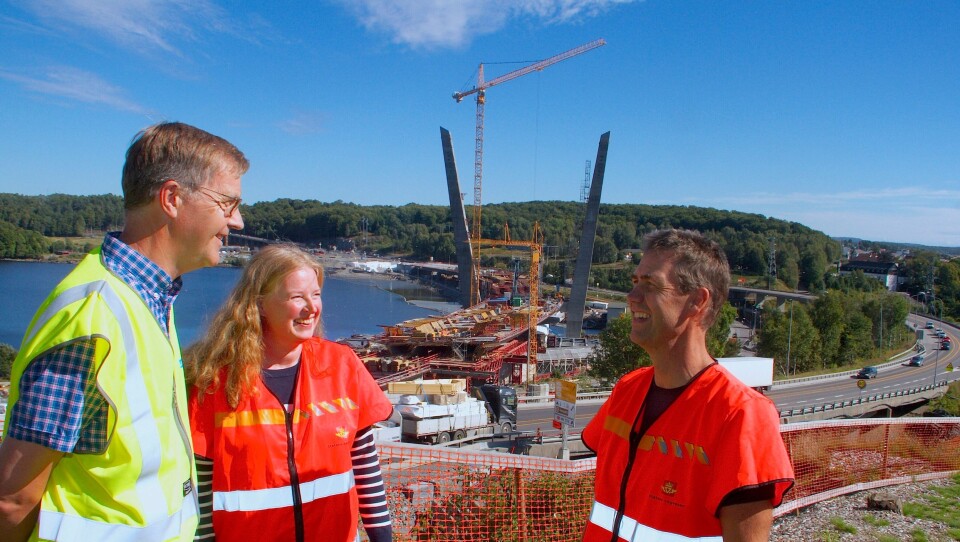 LANDEMERKE: Sivilingeniør Øivind Pedersen (t.v.) hos Rambøll i Drammen, prosjektleder Gunn Brungot hos Statens vegvesen og hovedbyggeleder Ståle Singstad kan konstatere at Vestfolds nye landemerke, Farrisbrua (bak) i Larvik, begynner å ta form.