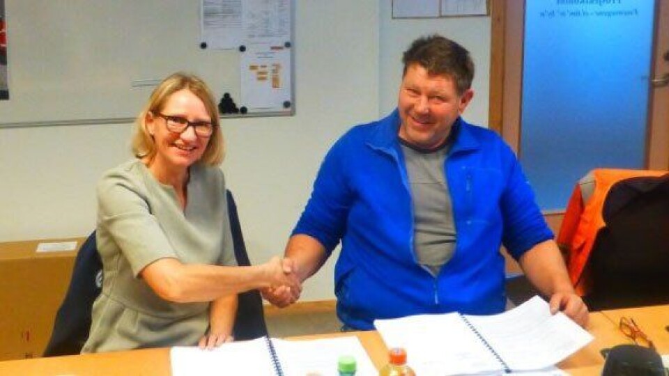 Hanne Loiuse Moe i Statens vegvesen og Eskil Austad i Austad Maskinstasjon AS signerte kontrakten om bygging av to kilometer ny fylkesvei 715.