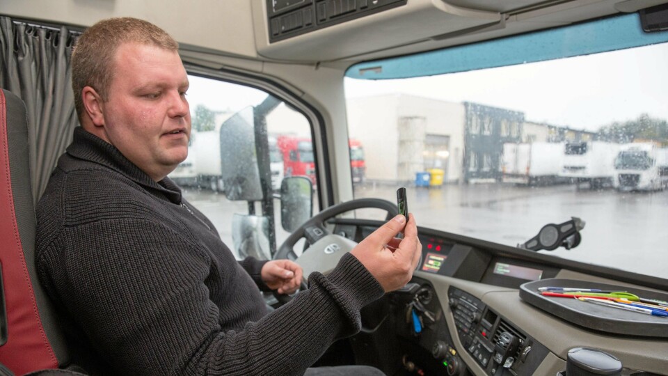 Darius Visakavičius har erfaring som sjåfør i Norge og er instruktør på økonomikjøringskurset hos Girteka i Vilnius. Alle detaljer fra kjøringen registreres på en USB-pinne, og i bakkant viser de registrerte dataene hvordan sjåføren har gjort det.