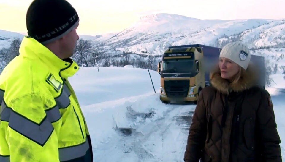 - Jeg er sint på folk som deg, sier kvinnen som står i kø etter at vogntog-sjåføren har kjørt seg fast på tvers av riksvei 7.