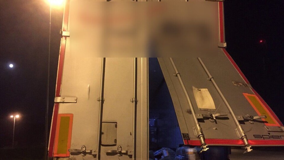 Lasten presset opp bakdørene og forsvant ut på E6 i Ås, Akershus.