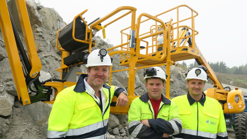 Alturo AS skal levere lift-maskiner til AGJV på Follobaneprosjektet. F.v: Andre Høyer, salgsansvarlig Industri Alturo, Darragh Connelly, Workshop Manager AGJV og Bent S. Nygaard, salgsleder Alturo.