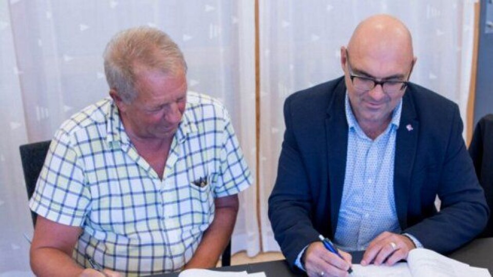Tor Kåre Austrheim (Statens vegvesen), og Trond Viding Tvedt (Risa) signerer avtalen.