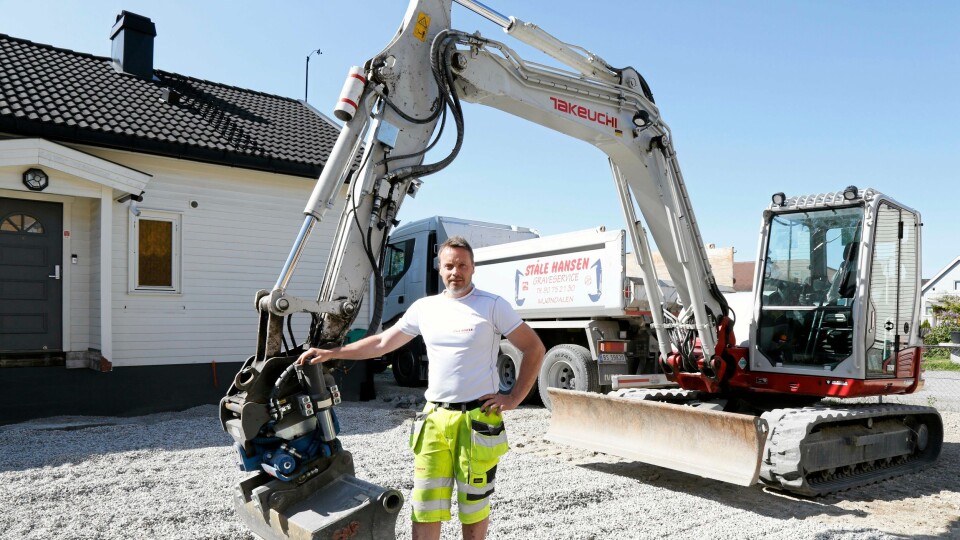 HER GÅR DET GREIT: Inne på private tomter går det som regel greit for Ståle Hansen å jobbe, men om han skal grave nærmere enn tre meter fra offentlig grunn trenger han gravemelding.