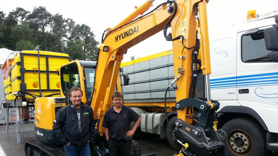 LEVERING: Maskinen er levert, fra høyre entreprenør Alf Johan Asphaug og Erik Brudvik, Bulder Maskin.