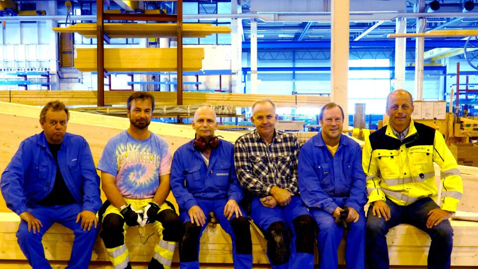 Bruekspertene i hall 104: Disse karene hos Moelven Limtre AS har bearbeidet og prøvemontert mange bruer. De er glade for konklusjonen i rapporten fra Statens vegvesen. Fra venstre: Svein Erik Smedby, Gjermund Flaten, John Waagan, Trond Hagen, Jan Ove Olafsen og direktør Rune Abrahamsen.