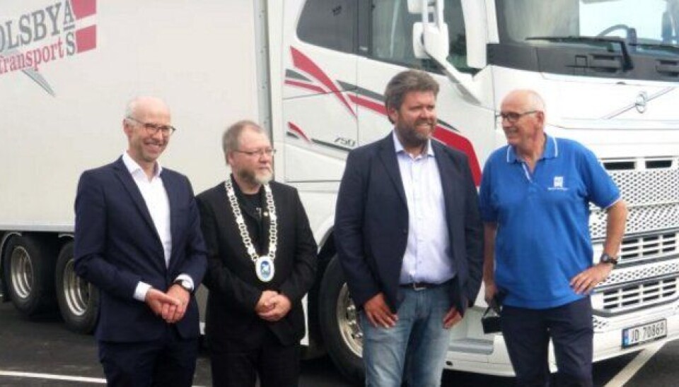 Fra venstre: Regionvegsjef Per Morten Lund, varaordfører Finn Olav Rolijordet, Gjøvik, daglig leder Stein Robøle, Biri Trav, og Guttorm Tysnes, Norges Lastebileierforbund før åpningen av døgnhvileplassen i Biri.