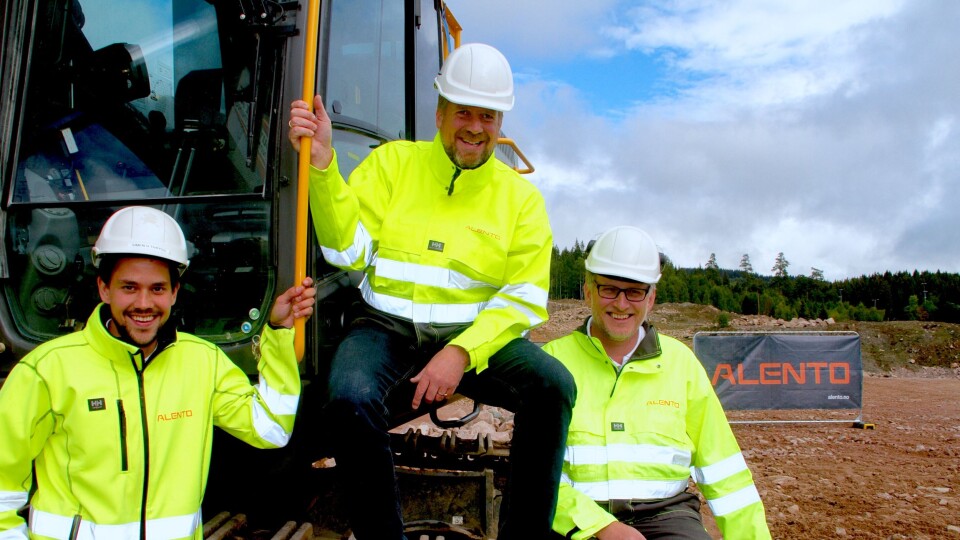 ALENTO-TRIO: Etter at 250.000 kubikk med fjell er fjernet på tomta på Liertoppen utenfor Drammen, kan anleggsleder Simen Herregården Thrygg (t.v.), daglig leder Kristian Lindland og produksjonsleder Kåre Ranvik i Alento starte byggearbeidene på Caters nye felles sentrallager.