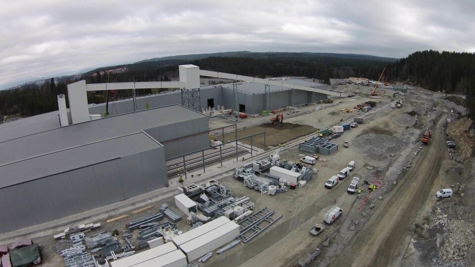 Ved anleggsområdet på Åsland på grensen mellom Oslo og Akershus (Ski) produseres betongelementer til tunnelen. Det er her hovedaktiviteten i forbindelse med tunnelbyggingen foregår.