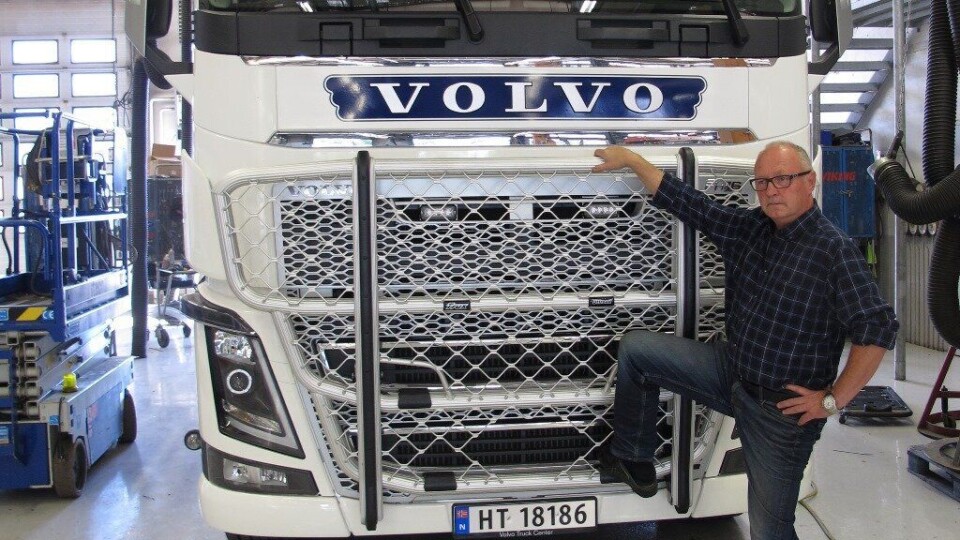 63 år gamle Arild Magne Båtberget har drevet med tømmertransport i over 40 år og ser frem til å fortsette tømmerkjøringen med sin flunkende nye Volvo FH16 750.