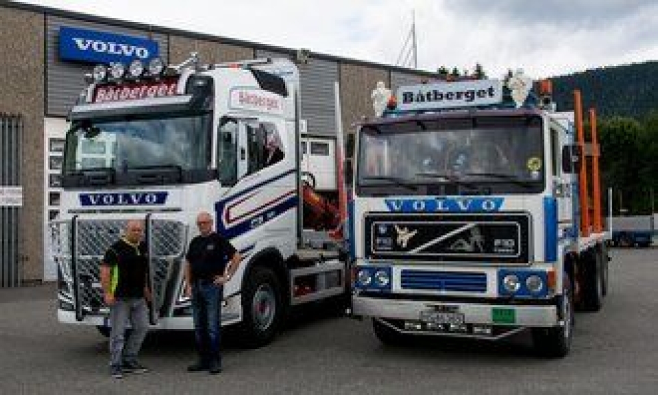 Arild Magne Båtberget (t.h.) sammen med Volvo-selger Ole Kristian Steile Løkke foran Båtbergets nye Volvo FH16 som for anledningen har fått besøk av Nils Båtbergets 36 år gamle Volvo F10.