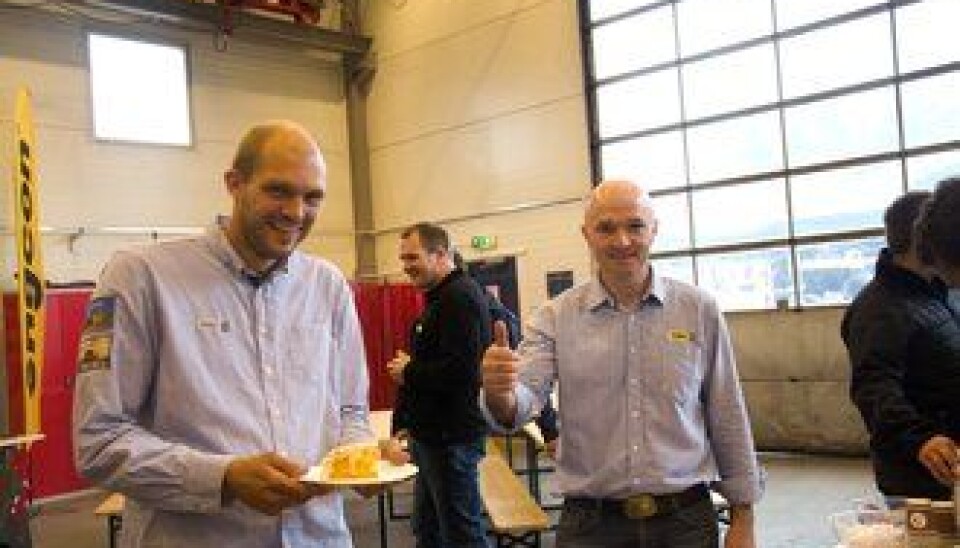 Avdelingsleder Pon Equipment avd. Ålesund, Sigurd Nybø (t.v.), og regionsleder Midt-Norge Kristian Elgseter var fornøyd med kake og åpning av ny Pon-avdeling i Ålesund: