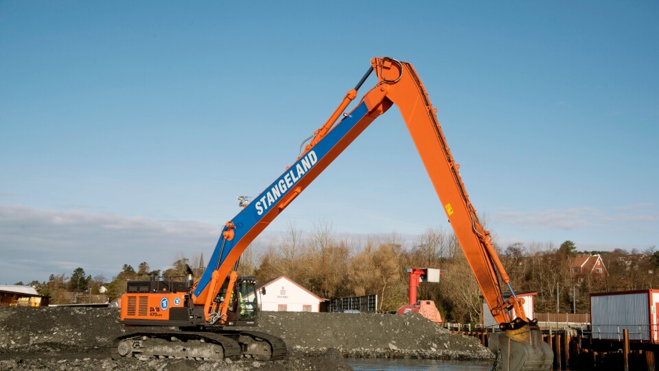 STOR: Med over 20 meters rekkevidde er Stangeland Maskins nye Hitachi Zaxis 470 longrange-maskin stor. Bare stikka er over åtte meter lang.