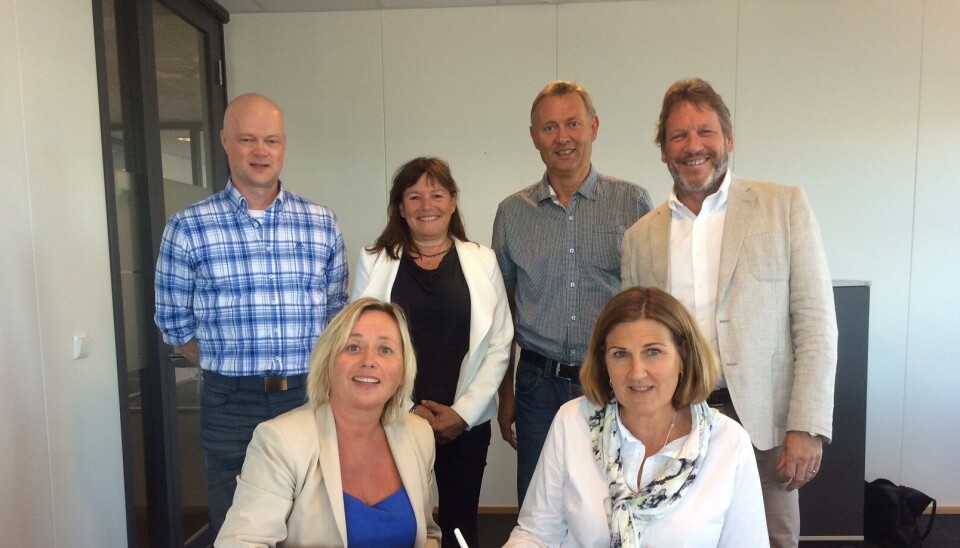 Bak fra venstre: Prosjektleder Ivar Engset, Rambøll, Ruth Haug, divisjondirektør vei, Rambøll, Jørn Rinde, utbyggingssjef E18 Langangen-Dørdal, Nye Veier og prosjektdirektør E18 Langangen-Grimstad, Magne Ramlo, Nye Veier. Foran: Hilde Nordskogen (t.v.), direktør for byutvikling og samferdsel Rambøll og administrerende direktør Ingrid Dahl Hovland, Nye Veier.