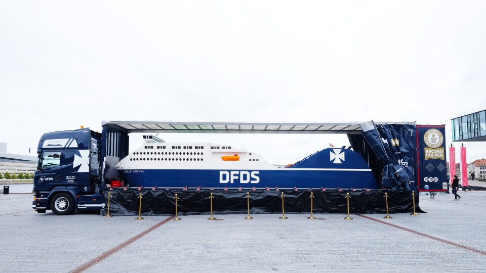 DFDS har en egen Scania som skal frakte skipet rundt om i Europa.