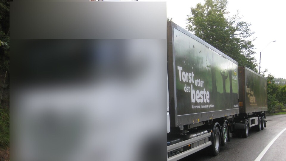 Disse to containerne sto på bil og henger uten å være sikret med noen av låsene som skal hindre dem i å falle av vogntoget.