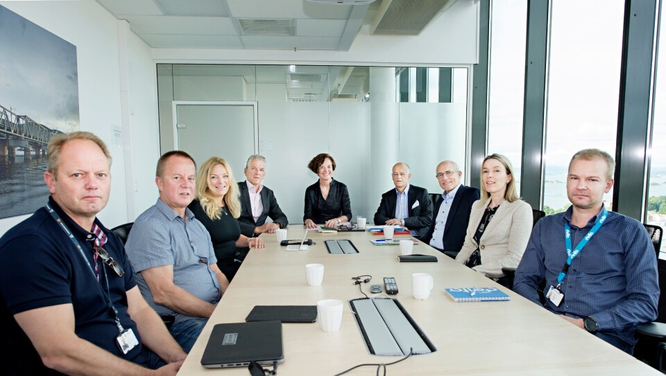 Styret i Jernbaneinfrastrukturforetaket SF vedtok nytt navn i møtet 19. august. Fra venstre: Tor Pålerud, Morten Lønnes, Toril Nag, Auke Lont, styreleder Siri Hatlen, fung. adm.dir. Stein O. Nes, Olaf Melbø, Ane Breivega, og Jens Heiberg.  Iain Vartun var ikke tilstede på møtet.