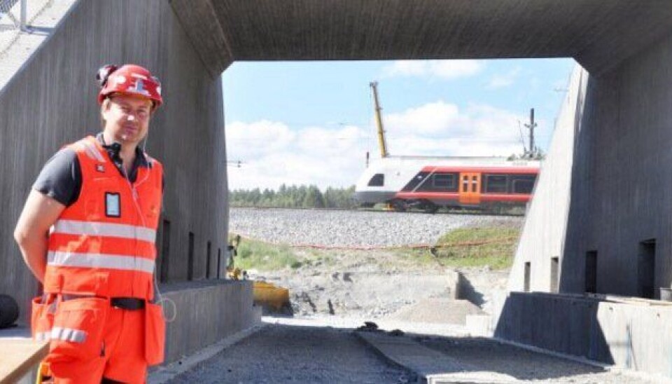 Byggeleder i Statens vegvesen, Roy Are Haare ved betongkolossen som skal skyves inn under jernbanen i bakgrunnen.