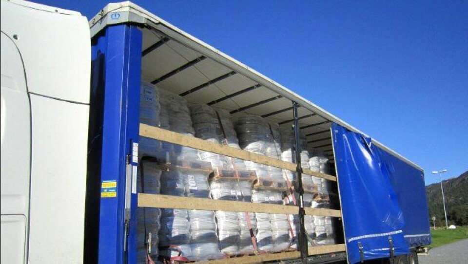 Den hvite trekkvogna er etterlyst av politiet. Hvit MAN med rumenske skilter, BV01VNS.