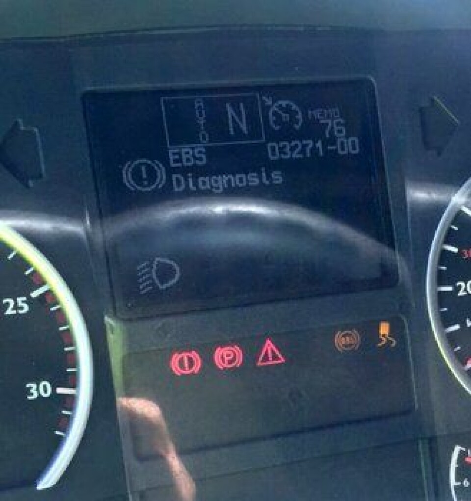 Når alle varsellampene lyser bør du finne et verksted. Det var mye feil på det rumenske vogntoget. Sjåføren ble anmeldt men stakk av.