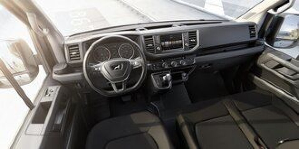 Glimt fra interiøret som er identisk med Volkswagen Crafter med unntak av MAN-logoen i rattet.