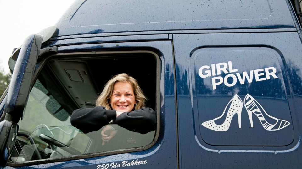 Ikke mange lastebiler har stiletthæler på siden av bilen. For Ida Bakkene er det helt normalt.