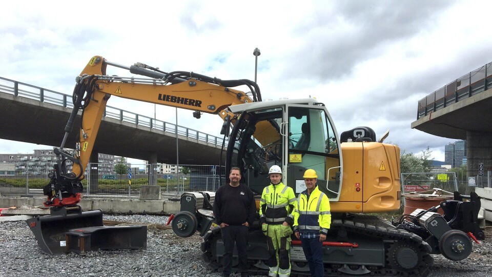 Fra overleveringen av maskinen. Fra høyre: Håkan Nyhaugen (Liebherr Norge), maskinfører Roine Karlsson (Habru Anlegg AS) og Øyvind Marhaug (Østlandske Maskinservice AS).