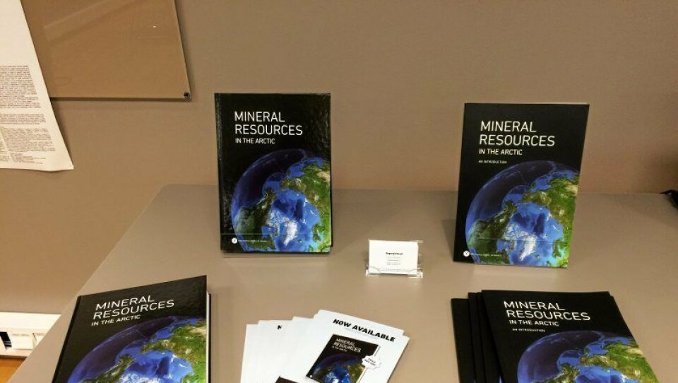 SLIK SER DEN UT: Dette er boken med informasjon om mineraler og diamanter nord for 60. breddegrad. Arbeidet er blitt ledet av NGU i Norge og omfatter forekomster i åtte nordlige land i verden.