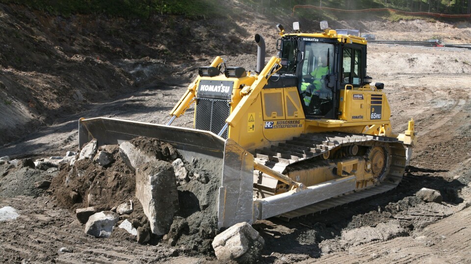 Kongsberg Entreprenørs nye Komatsu-dozer D65PXi-18 i arbeid på nye E134. Med det nye maskinstyringssystemet trengs ingen master på dozerbladet.