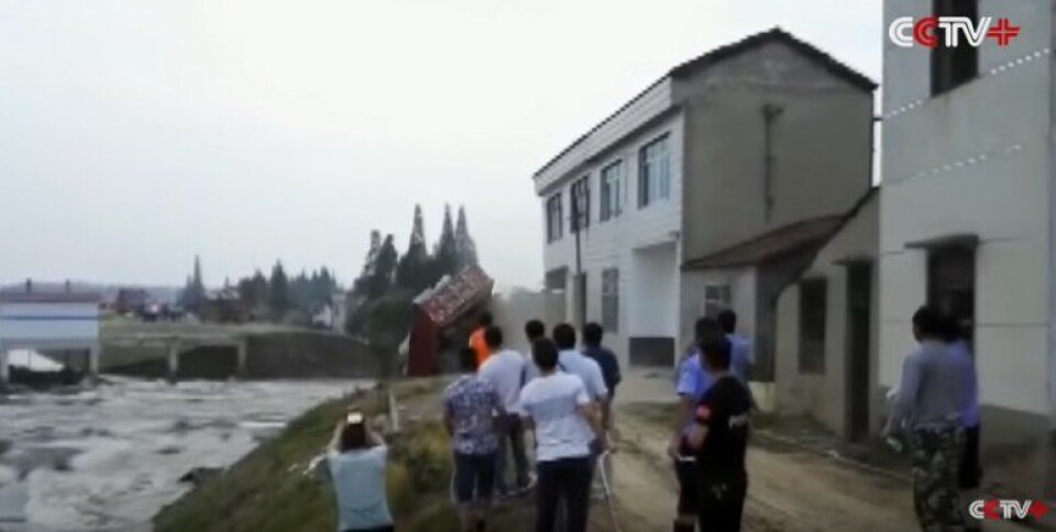 Her havner lastebilen i vannet