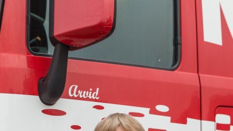 Arvid Vigre med sin Mercedes-Benz.