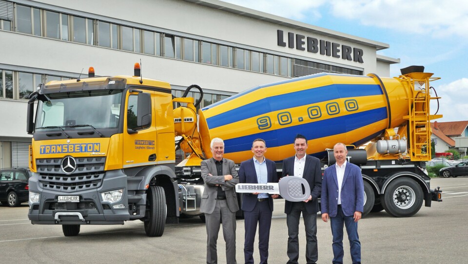 Nummer 90.000 fra Liebherr. Fra venstre: Michael Barthel, Mark Figel (begge fra Liebherr), Reinhold Brehm (Transbeton) og Bernd Wiest (Liebherr).