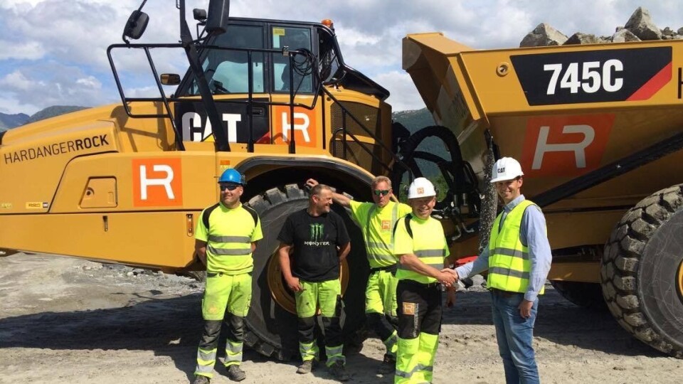 Fra overleveringen av dumperen. Fra venstre: Jon Steinar Vivelid, Stein Ove Brekke, Geir Ove Nerhus, Kjell Apeland (alle Hardanger Rock) og Øystein Bjelland (Pon Equipment).